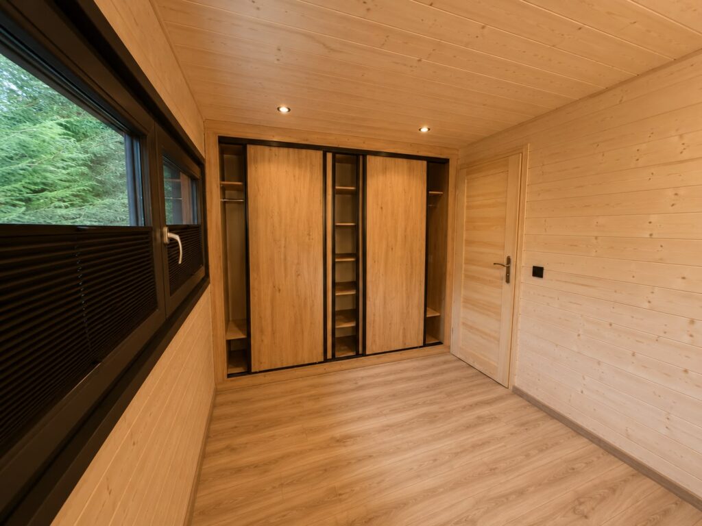 Sypialnia z szafą w domku modułowym Modular 2