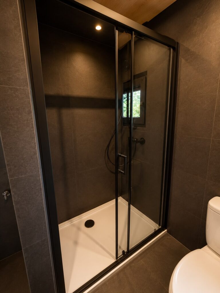 Duży prysznic w łazience domku modułowego Modular 2