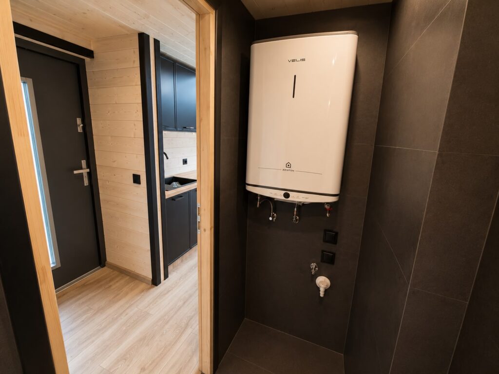 Bojler na ciepłą wodą w łazience domku modułowego Modular 2