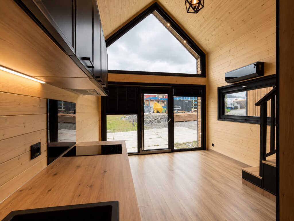 Wnętrze domku - widok na część wypoczynkową w domku modułowym Modular 2