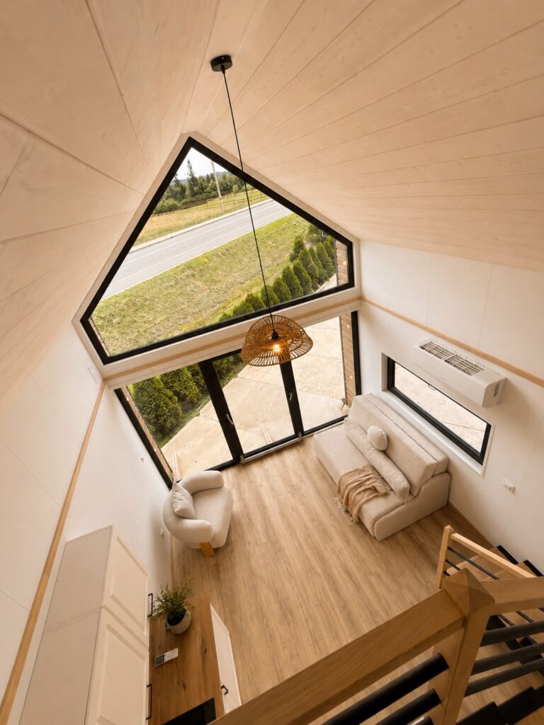 Widok z antresoli na wnętrze domku modułowego Modular 1