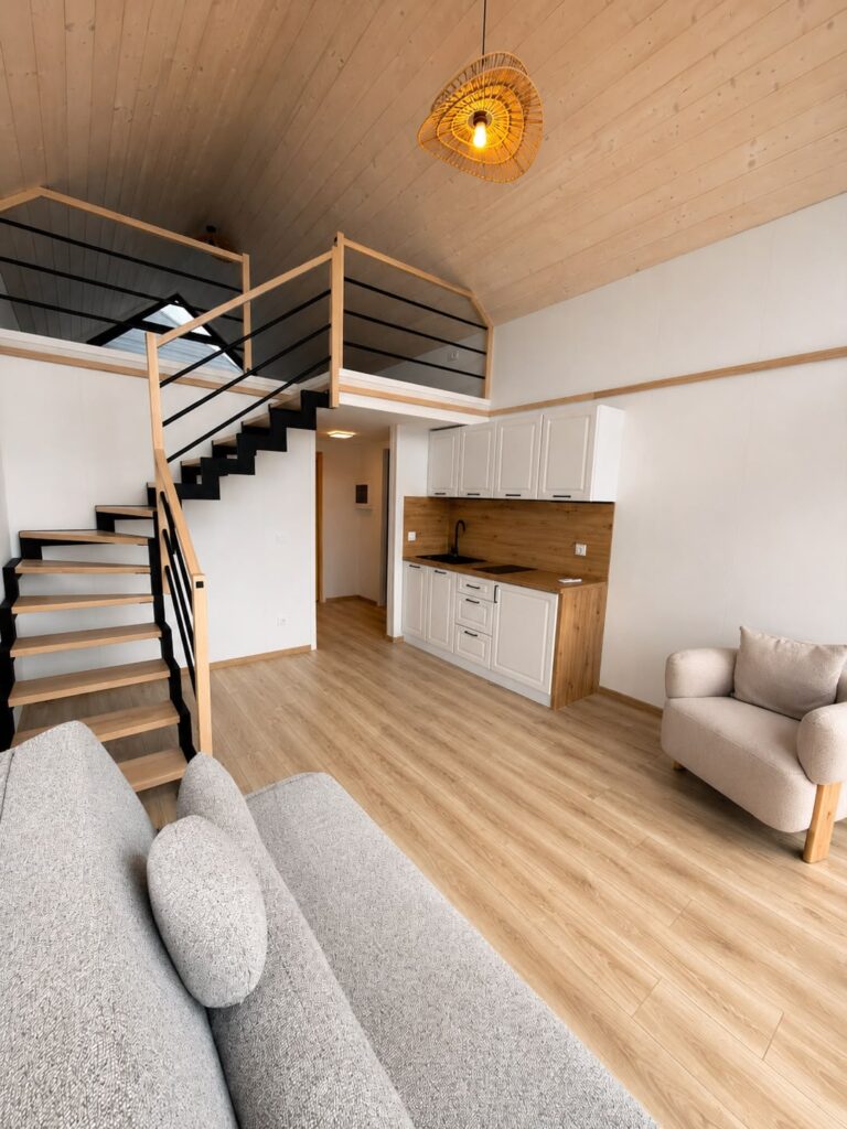 Widok na wnętrze domku modułowego Modular 1 z części wypoczynkowej