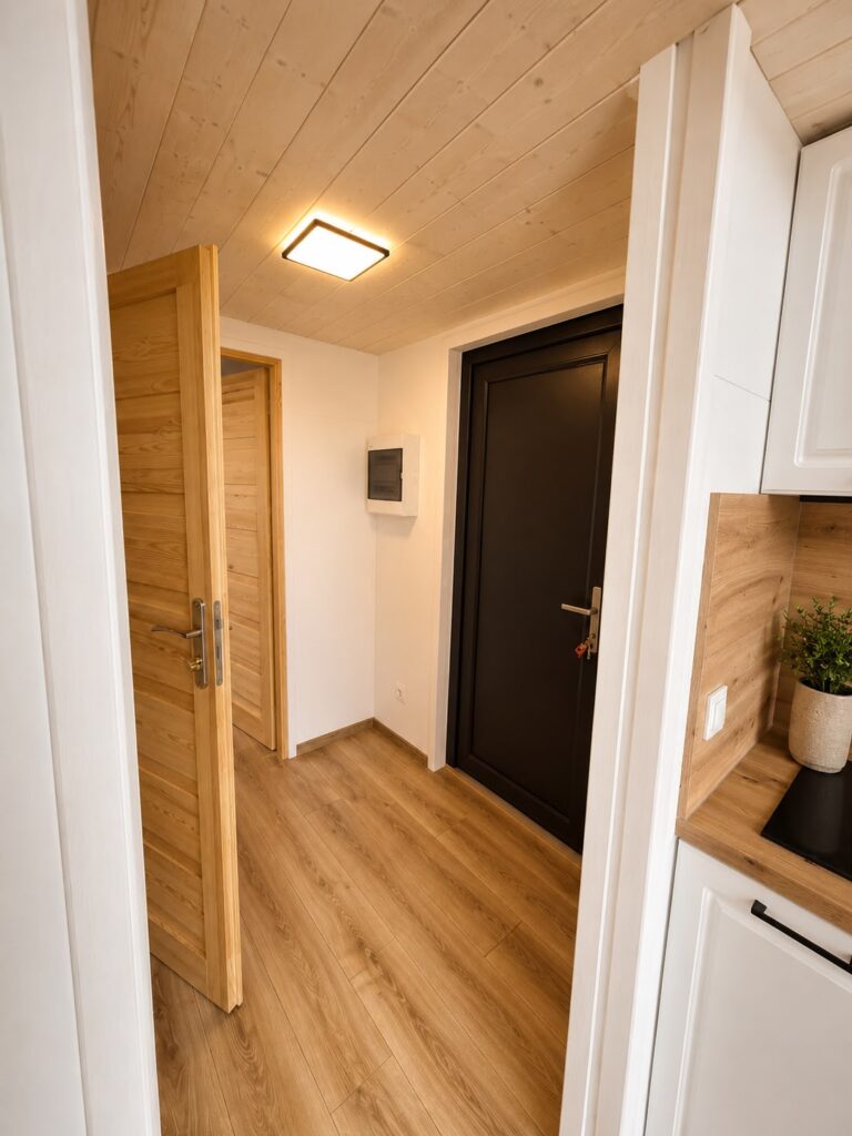 Korytarz i drzwi wejściowe w domku modułowym Modular 1