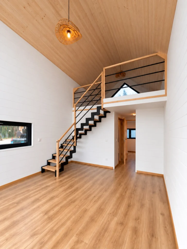 Schody na antresolę w domku mobilnym Modular 3